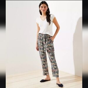 Ann Taylor LOFT Pull-On Tapered Cargo Pants in Garden Bouquet Size Medium